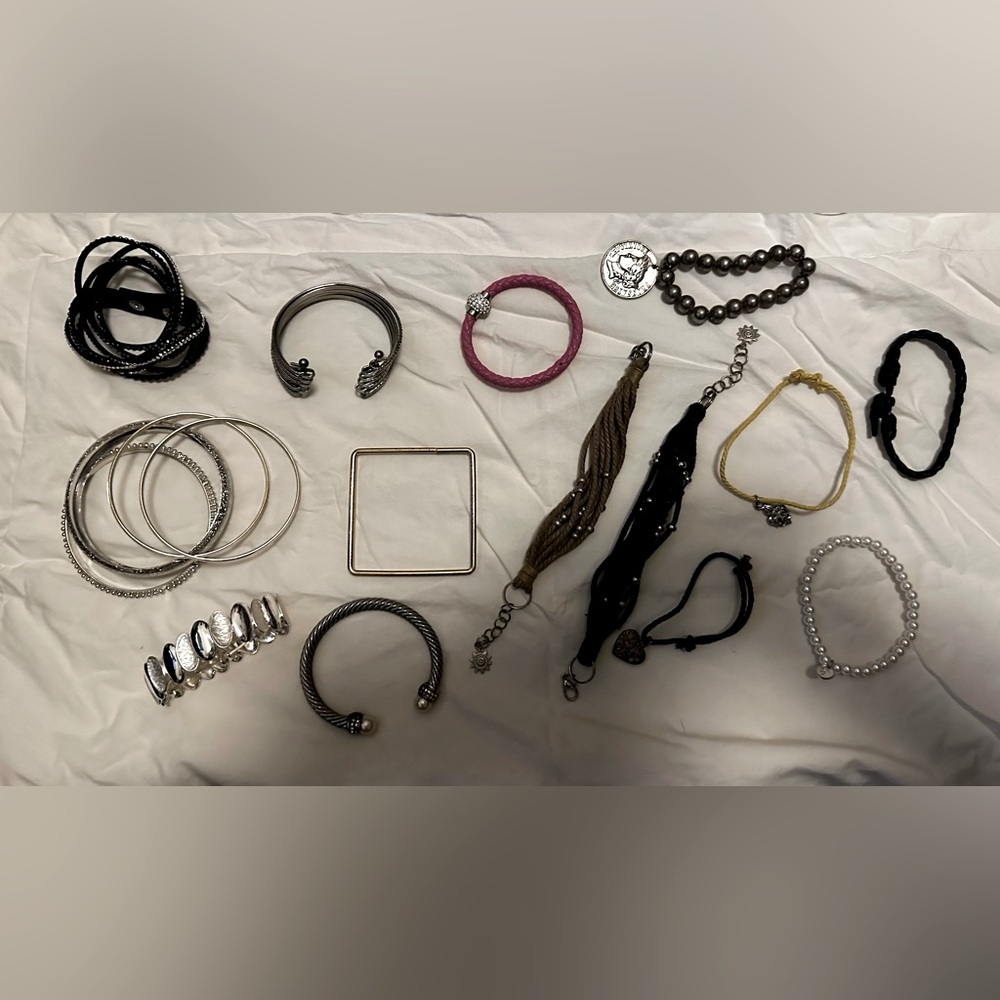 Shoebox full of costume jewelry - Picture 2 of 7